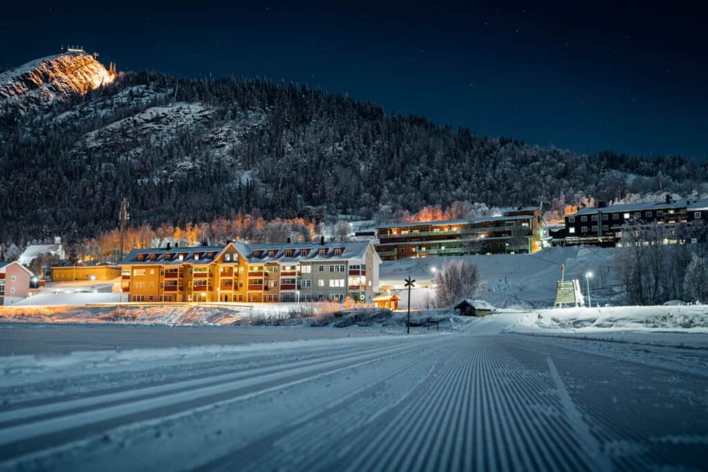 DSC08417 Snow-covered ski resort in Funäsdalen during winter with mountain views and chalets.