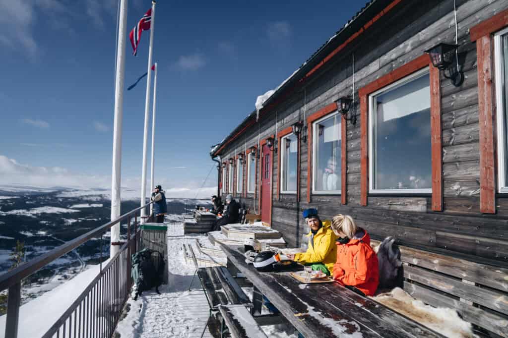 ejansson_webb_07532-1024x682 Views of the Funäsdalen mountains and skiers enjoying their mountain vacation on a weathered terrace with snow, perfect for skiing and mountain travel in the Swedish mountains.