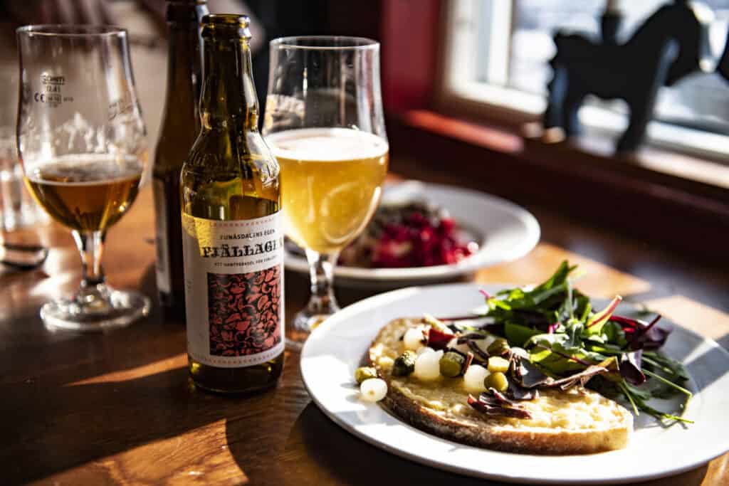 erikleonsson2020-1-1-2048x1365 Mountain environment, funäsdalsgarv, beer, food, mountains, skis, mountain vacation, skiing, mountain travel, destination, chill, Swedish nature, mountain cabin, alpine, après-ski, winter, haslen, mountain, snow, ski resort, outdoor.