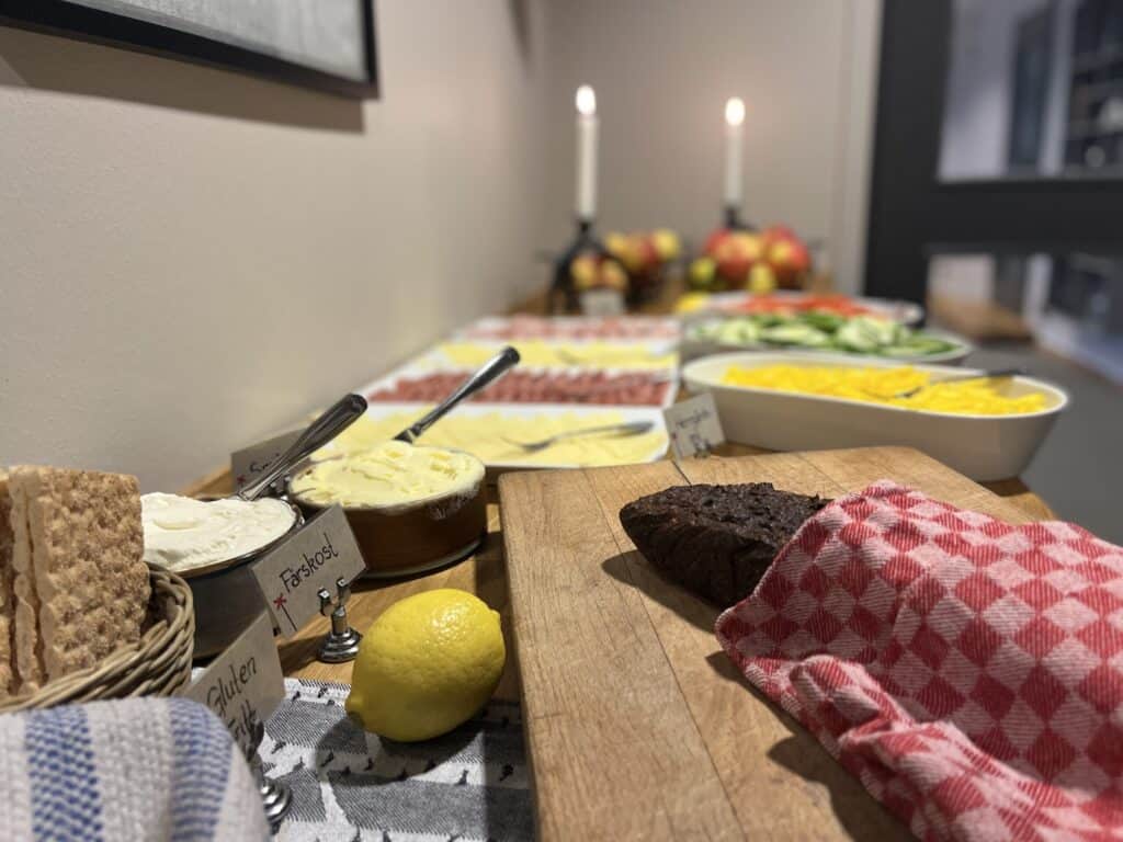 funasdalen conference (1) Low-resolution image of a breakfast buffet with various toppings, bread, lemon slices and dessert images, perfect for showing the cozy and tasty breakfast experience in Funäsdalen.