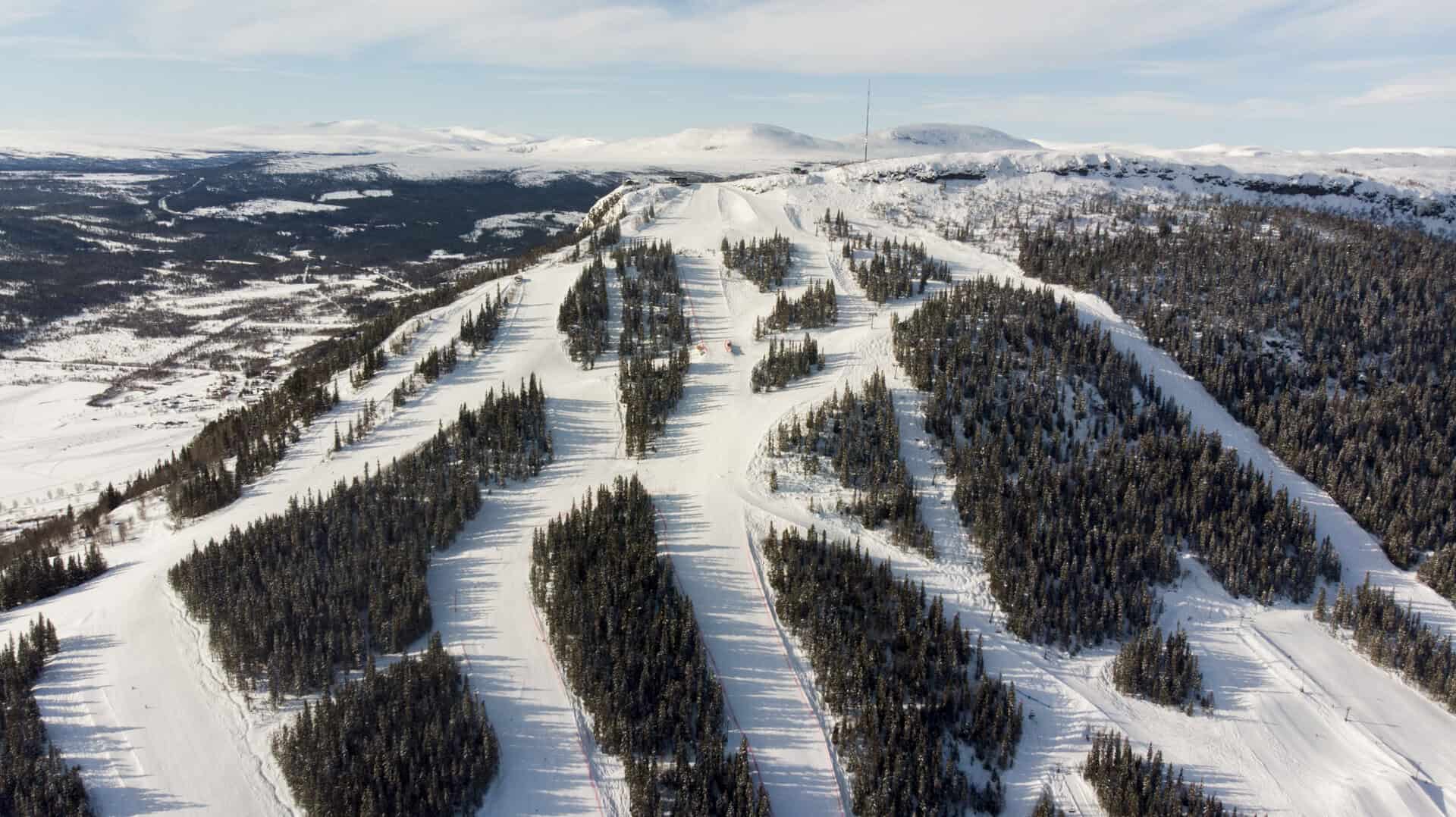 Snötäckta fjäll och skidbackar i Funäsdalen, perfekt för skidåkning och fjällsemester i svenska fjällen. Upptäck spännande fjällresor och sublim natur i Funäsdalen.