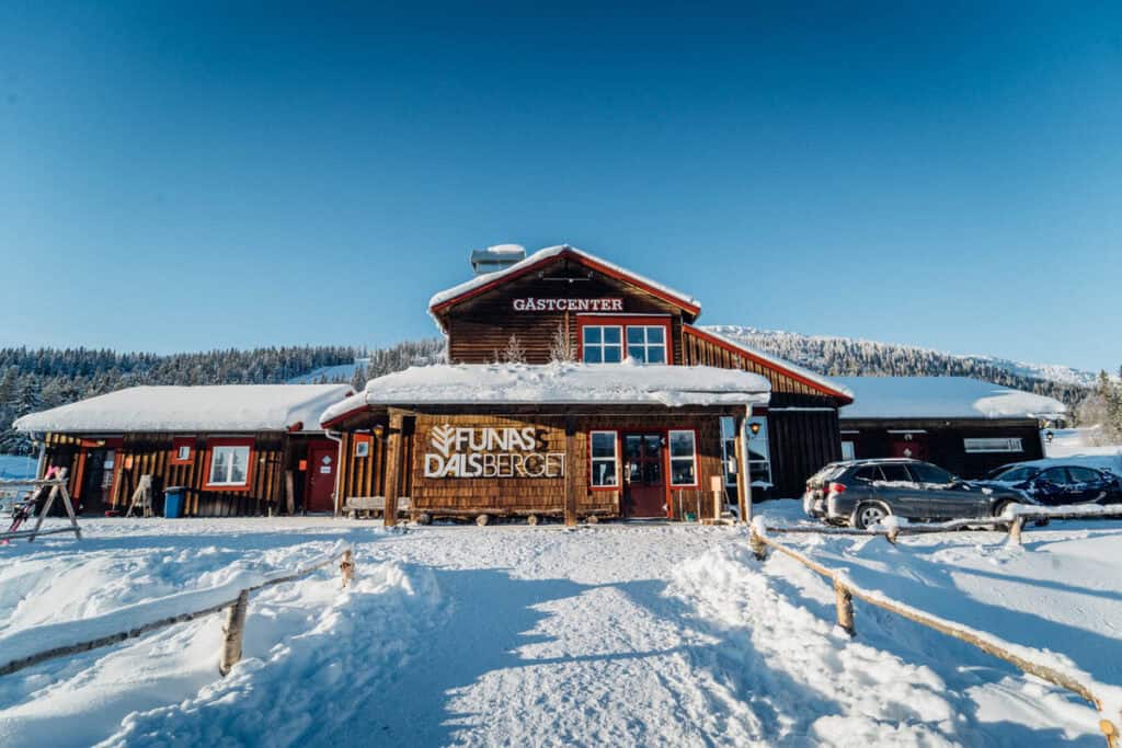 kavans guest center Charming mountain hotel in Funäsdalen with snowy surroundings and mountain views, perfect for skiing and mountain vacations. Enjoy the Swedish mountain environment and snow-covered landscape.