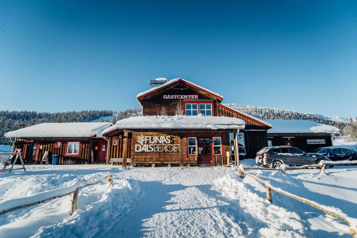 Charmigt fjällhotell i Funäsdalen med snötäckta omgivningar och fjällvyar, perfekt för skidåkning och fjällsemester. Njut av den svenska fjällmiljön och snöklädda landskap.