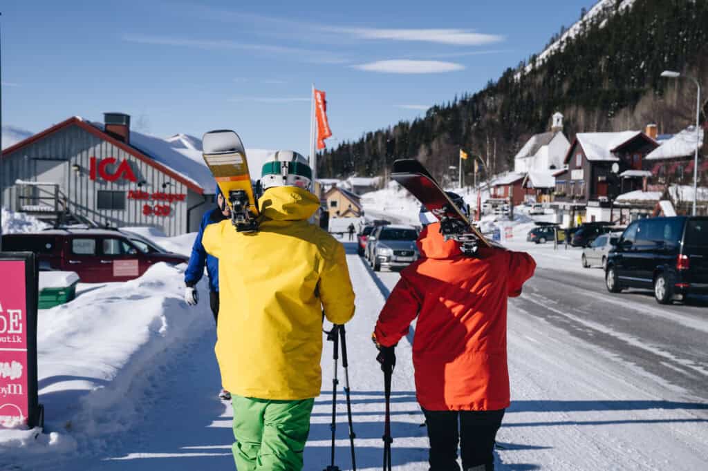 winter in funäsdalen The mountain world of Funäsdalen with skiers on winter walks, snow-covered houses and clear blue skies, perfect for mountain vacations and skiing around the mountains.