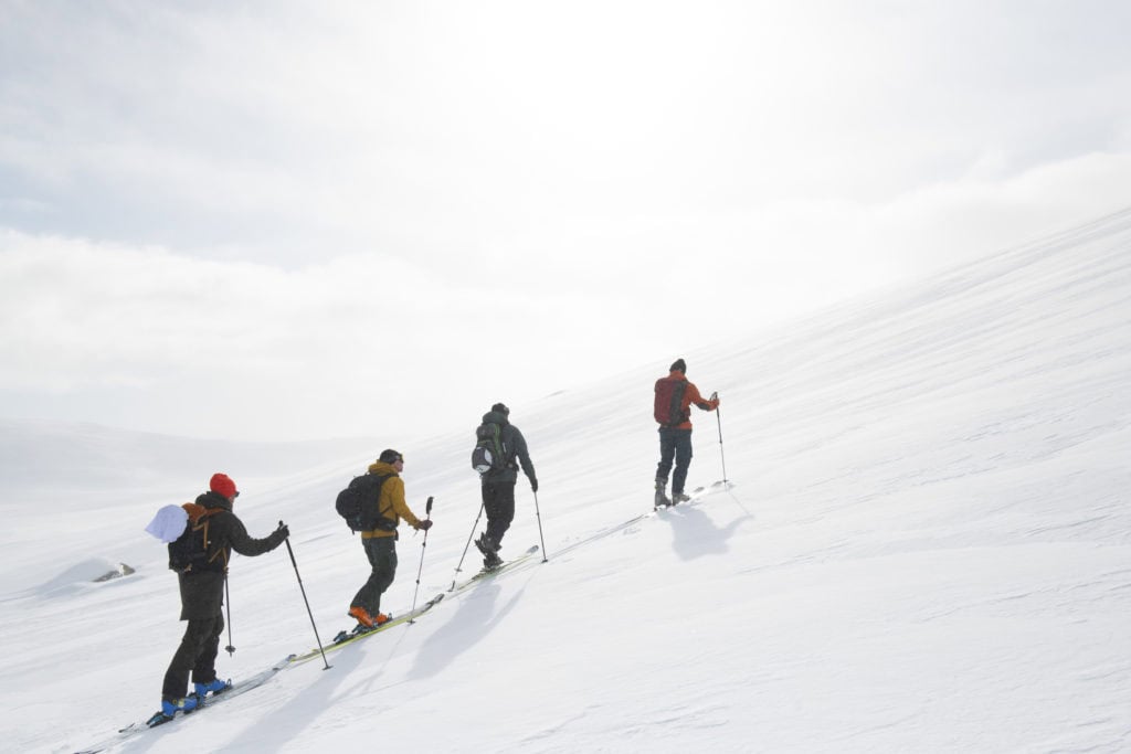 funs-248-1024x683 Mountain hiking in Funäsdalen with snow-covered mountains and skiing, perfect for a mountain vacation in the Swedish mountains.